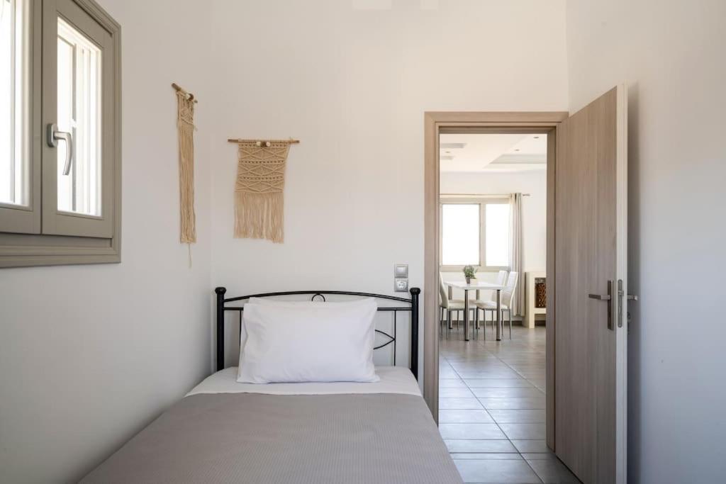 In The Heart Of Fira & Free Pool - Nychteri Suite Exterior foto