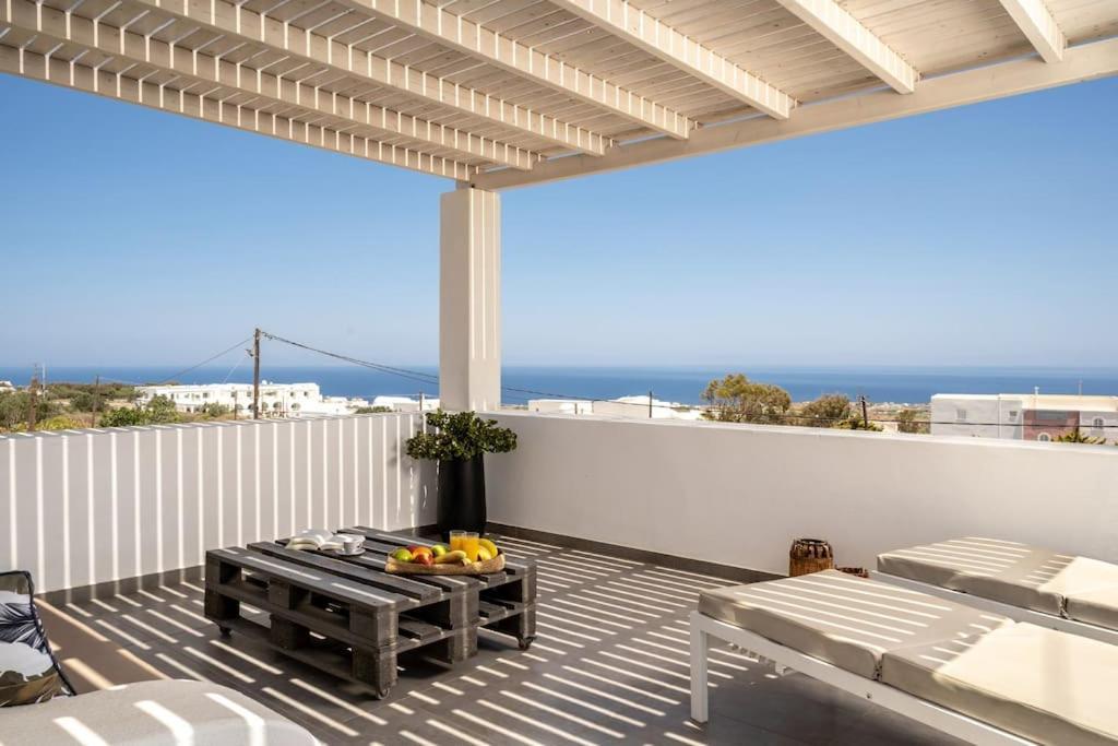 In The Heart Of Fira & Free Pool - Nychteri Suite Exterior foto